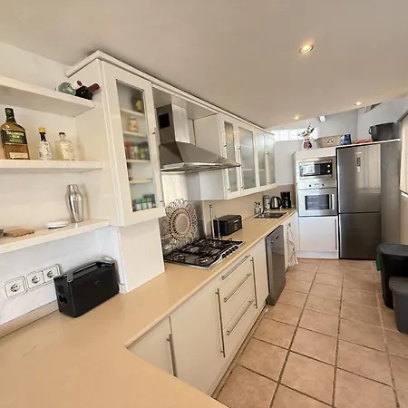 Chalet Cozy 3-bedroom Townhouse In Calahonda *